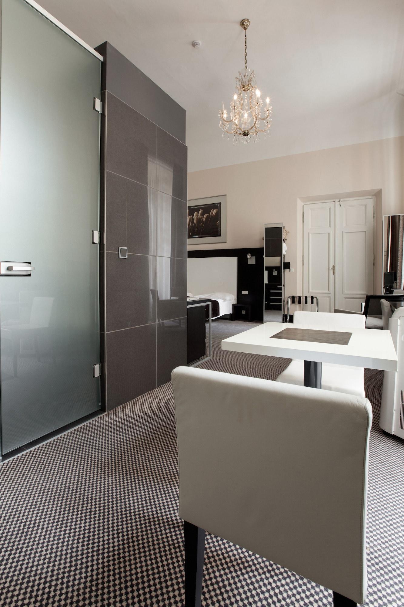 Old Town Square Residence By Emblem Praha Bagian luar foto